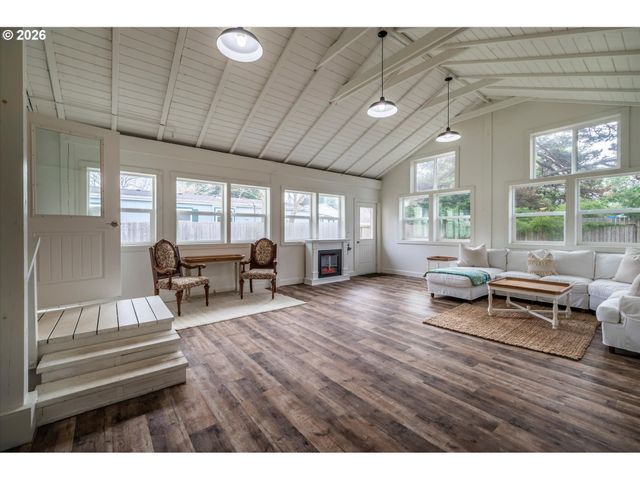 770 9TH St Se, Bandon, OR 97411