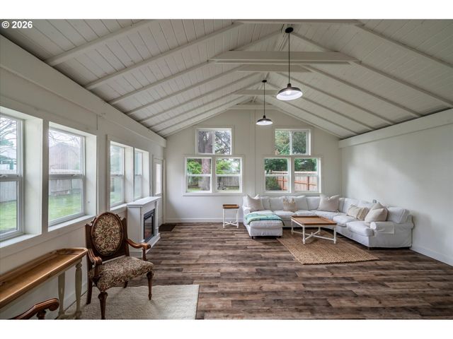 770 9TH St Se, Bandon, OR 97411