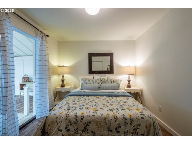 770 9TH St Se, Bandon, OR 97411