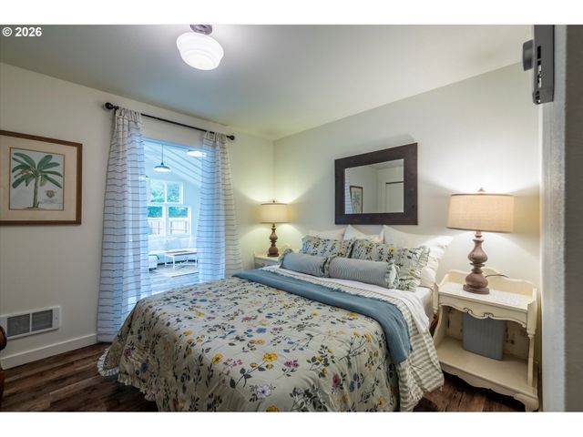 770 9TH St Se, Bandon, OR 97411