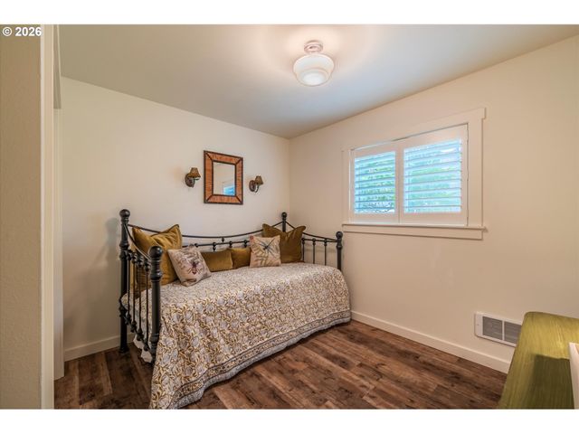 770 9TH St Se, Bandon, OR 97411