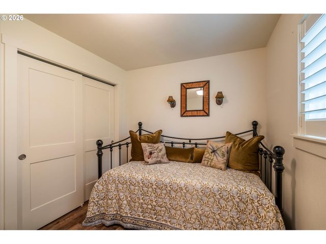 770 9TH St Se, Bandon, OR 97411
