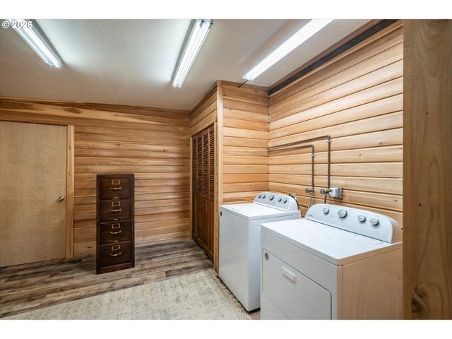 770 9TH St Se, Bandon, OR 97411