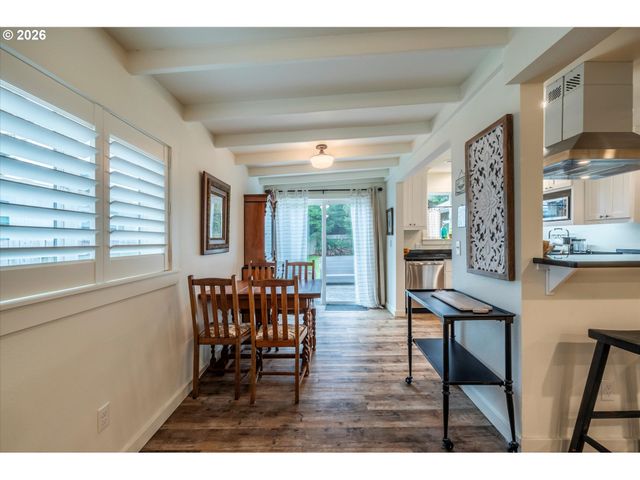 770 9TH St Se, Bandon, OR 97411