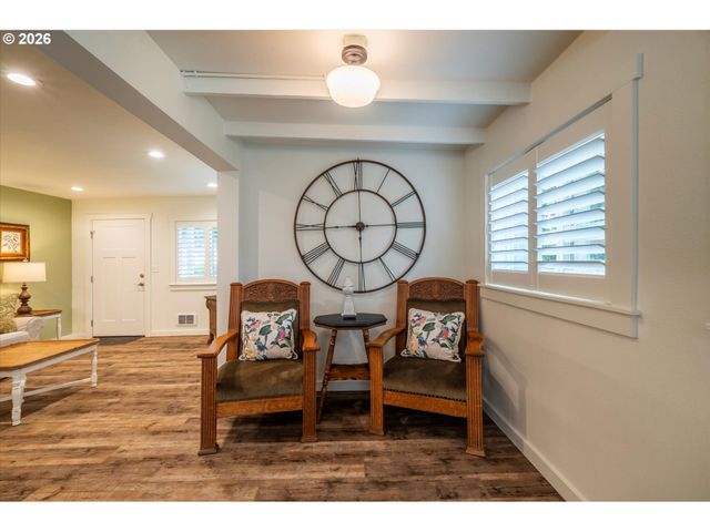 770 9TH St Se, Bandon, OR 97411