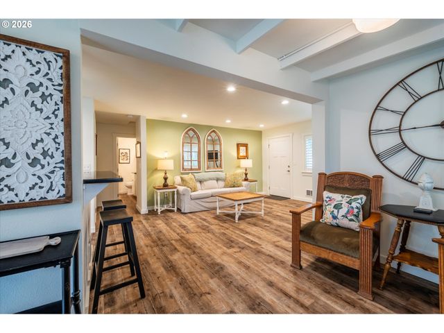 770 9TH St Se, Bandon, OR 97411
