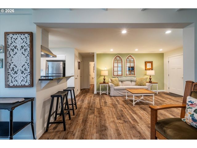 770 9TH St Se, Bandon, OR 97411