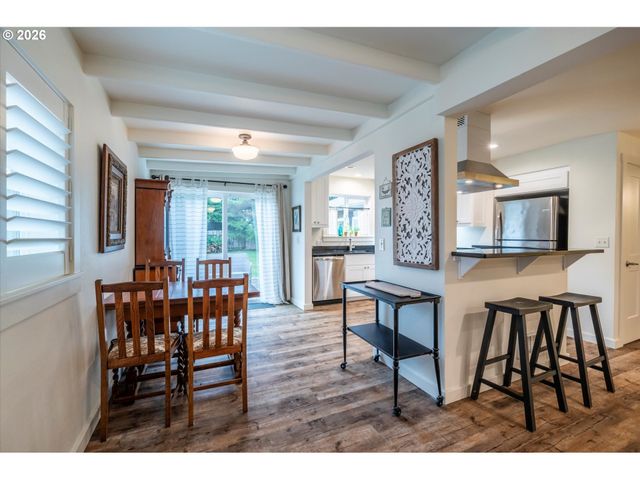 770 9TH St Se, Bandon, OR 97411