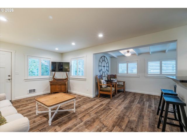 770 9TH St Se, Bandon, OR 97411