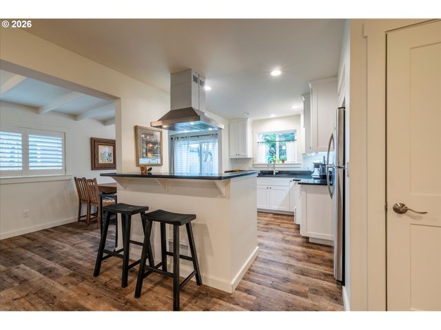 770 9TH St Se, Bandon, OR 97411