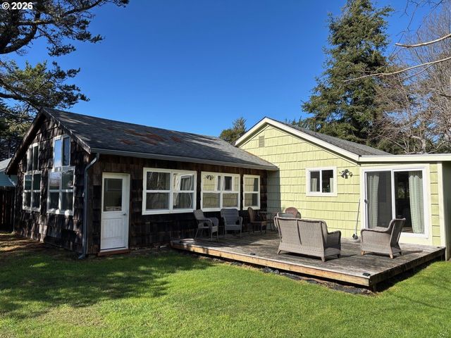 770 9TH St Se, Bandon, OR 97411