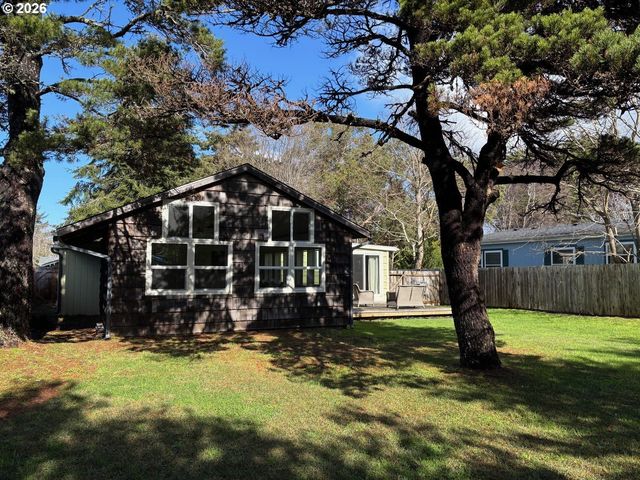 770 9TH St Se, Bandon, OR 97411