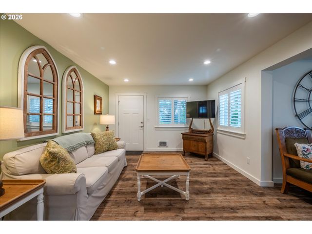 770 9TH St Se, Bandon, OR 97411