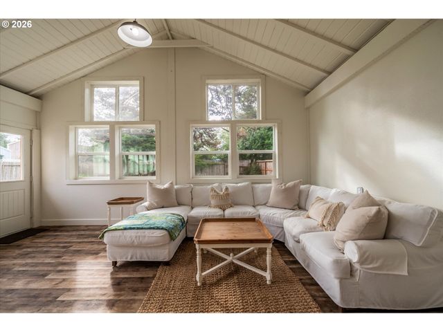 770 9TH St Se, Bandon, OR 97411
