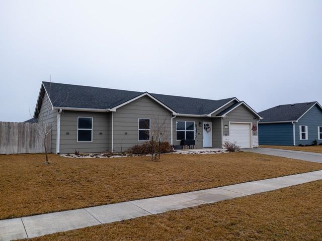 1115 Nautical Dr, Salina, KS 67401