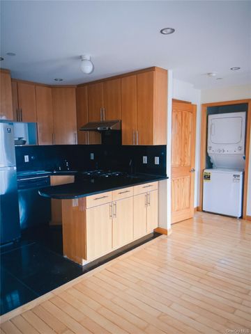 32-26 Union Street 2E, Flushing, NY 11354
