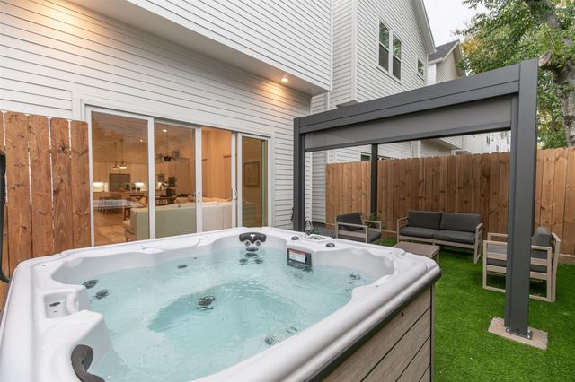826 Nadine Street, Houston, TX 77009