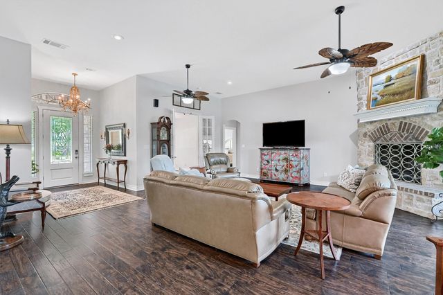 203 Sundance Drive, Van Alstyne, TX 75495