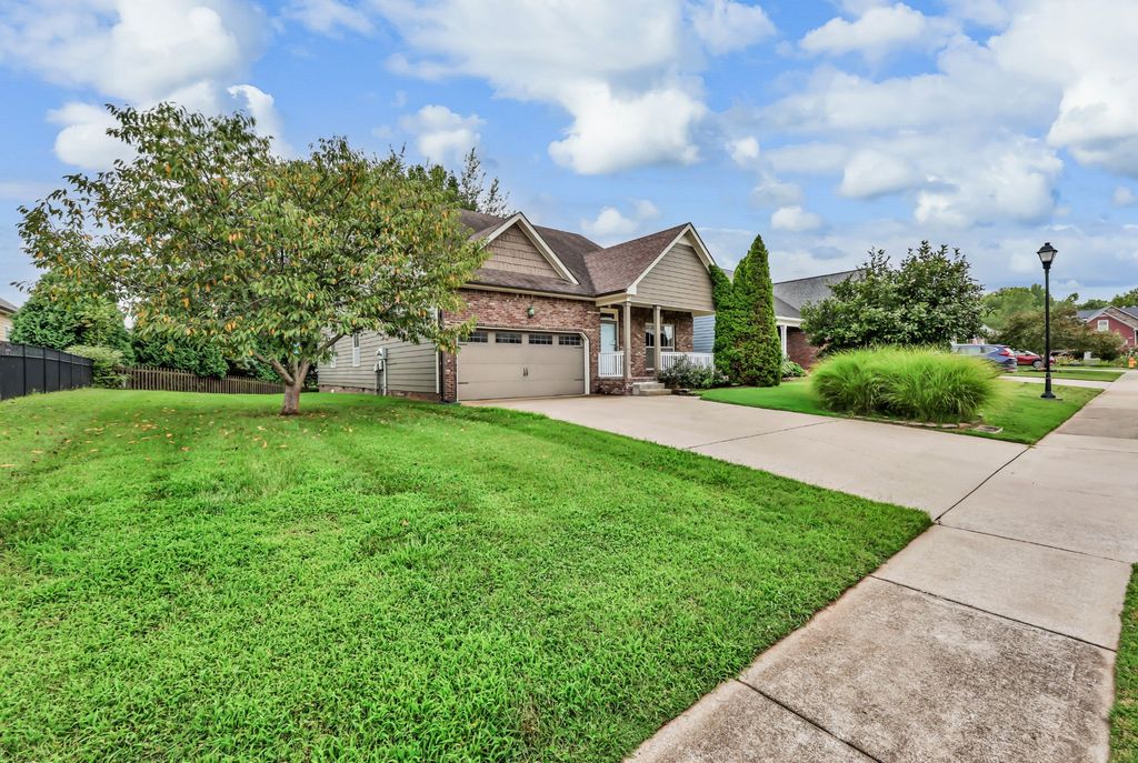 2228 Fairfax Dr, Clarksville, TN 37043