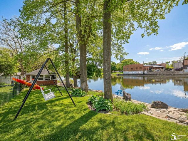 404 E Elm Avenue, Monroe, MI 48162