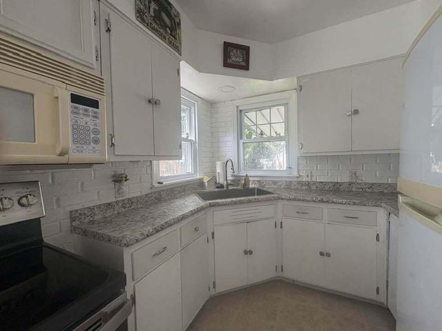3225 S 39th STREET, Milwaukee, WI 53215