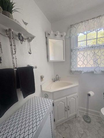 3225 S 39th STREET, Milwaukee, WI 53215