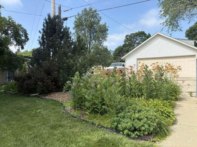 3225 S 39th STREET, Milwaukee, WI 53215