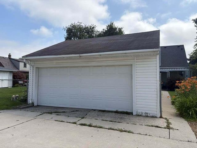 3225 S 39th STREET, Milwaukee, WI 53215