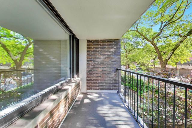 1555 N Sandburg Terrace 206K, Chicago, IL 60610