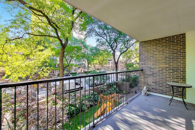 1555 N Sandburg Terrace 206K, Chicago, IL 60610