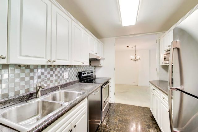 1555 N Sandburg Terrace 206K, Chicago, IL 60610