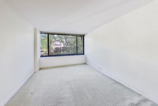 1555 N Sandburg Terrace 206K, Chicago, IL 60610