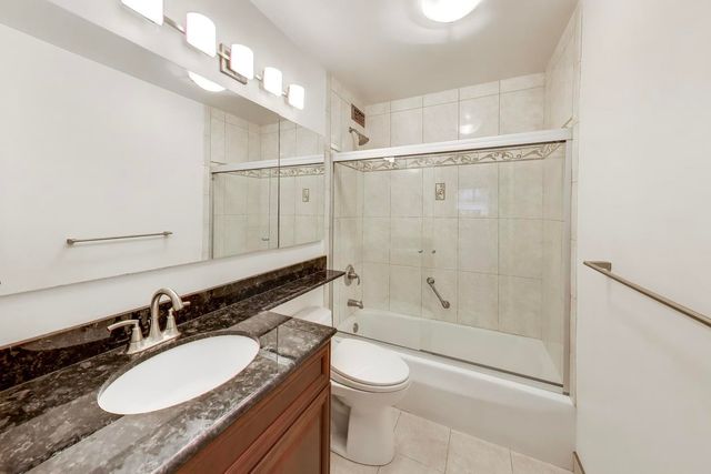 1555 N Sandburg Terrace 206K, Chicago, IL 60610