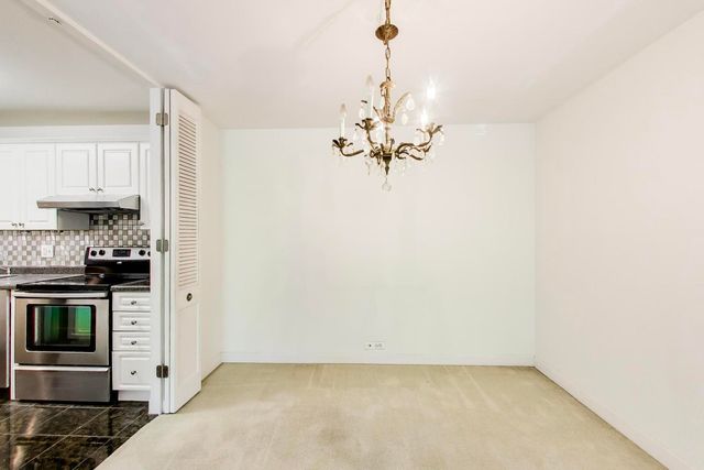 1555 N Sandburg Terrace 206K, Chicago, IL 60610