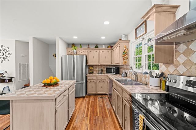 3016 E Brookhaven Circle, Dalton, GA 30720