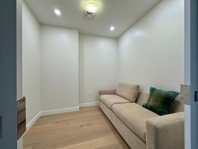188 Brookline Ave 27H, Boston, MA 02215