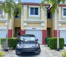 4935 SW 66th Ter 0, Davie, FL 33314