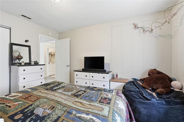 804 NE BANNER Drive, Lee's Summit, MO 64086