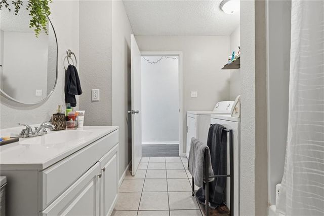 804 NE BANNER Drive, Lee's Summit, MO 64086