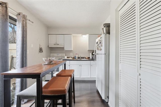 804 NE BANNER Drive, Lee's Summit, MO 64086