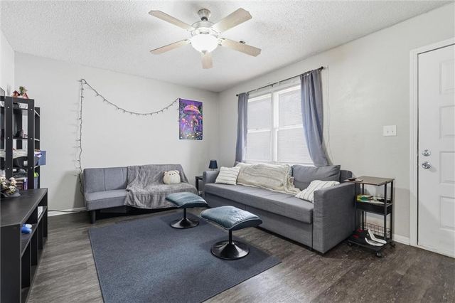 804 NE BANNER Drive, Lee's Summit, MO 64086