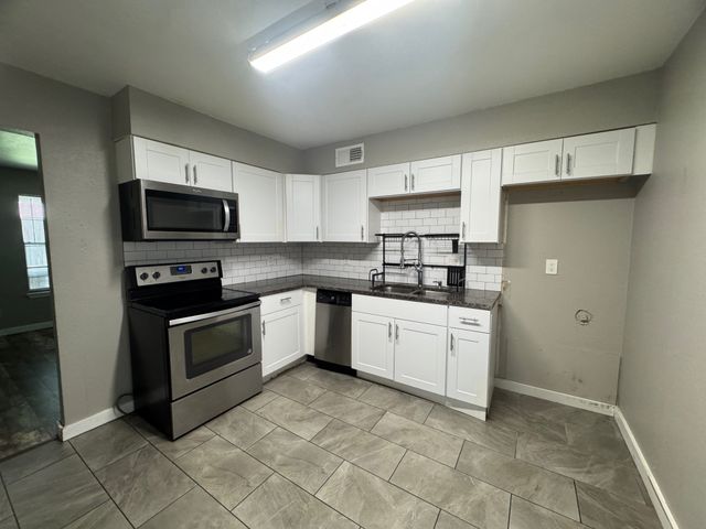 600 N East Street, Arlington, TX 76011