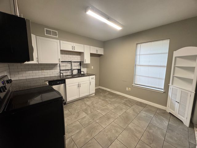 600 N East Street, Arlington, TX 76011