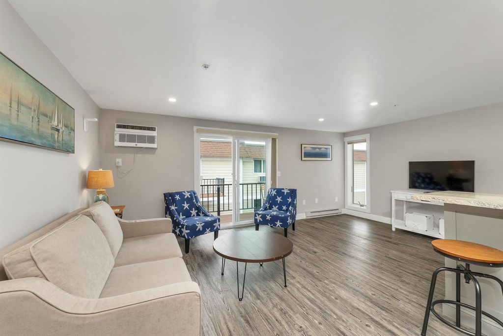 Image 11 of property listing at 407 Ocean Blvd Unit B10, Hampton, NH 03842