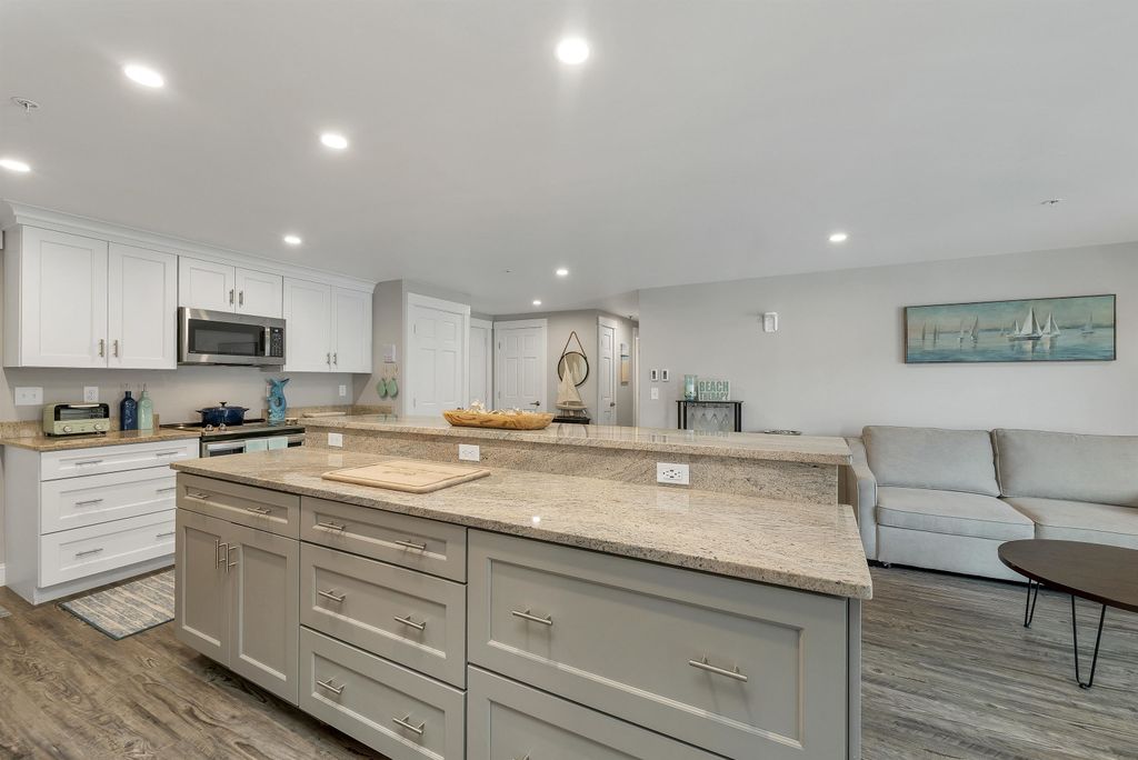 Image 5 of property listing at 407 Ocean Blvd Unit B10, Hampton, NH 03842