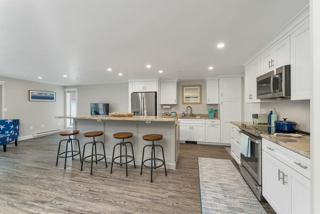 Image 8 of property listing at 407 Ocean Blvd Unit B10, Hampton, NH 03842