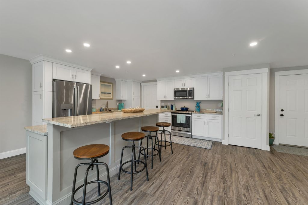 Image 9 of property listing at 407 Ocean Blvd Unit B10, Hampton, NH 03842