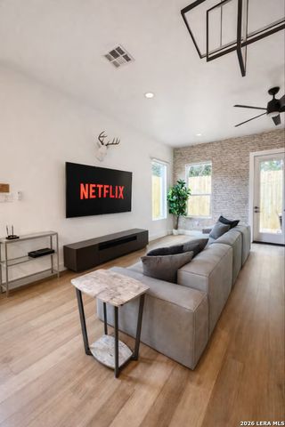 711 S Olive St Unit 101, San Antonio, TX 78203