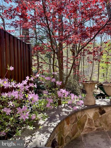 7961 HIDDEN BRIDGE DR, Springfield, VA 22153
