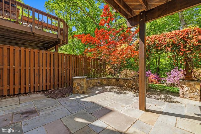7961 HIDDEN BRIDGE DR, Springfield, VA 22153